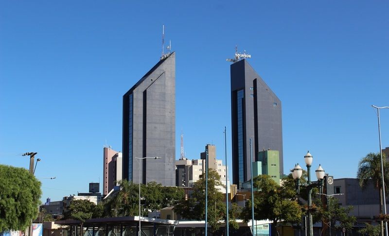 Foto de Claiton Moraes. O Central Park foi inaugurado em novembro de 1997, edificado no coração de Cascavel e as “Torres Gêmeas” tornaram-se um ponto de referência e cartão de visita da cidade em localização privilegiada e de fácil acesso. Suas linhas arquitetônicas, em um projeto voltado ao equilíbrio das formas e cores, combinam sensibilidade e bom gosto.