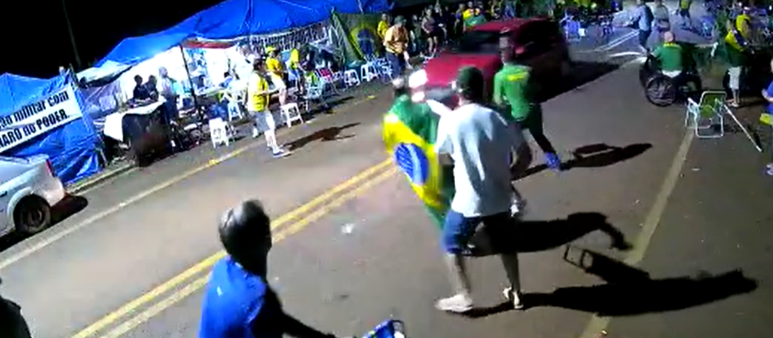 Motorista é presa após furar bloqueio e atropelar manifestantes em frente ao Exército de Cascavel 