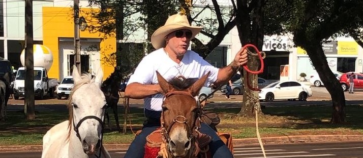 Cavalgada: 344 cavaleiros seguem pelas ruas  até o Parque de Exposições