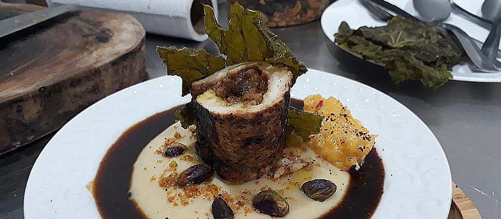 Que tal um Ballotine de peito de frango e tâmaras Adele para o fim de semana?