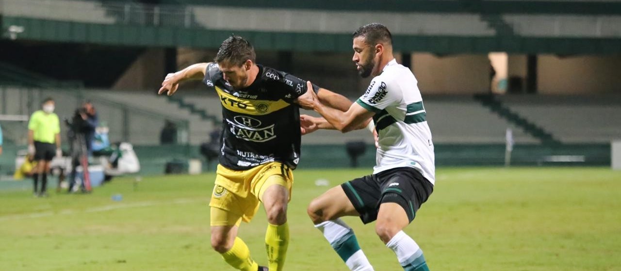 FC Cascavel vence Coritiba no Couto Pereira