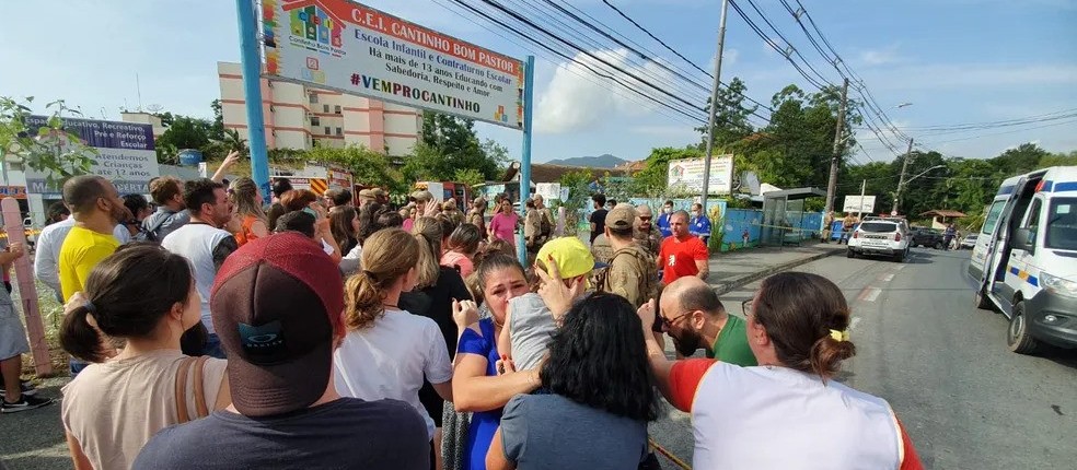 Quatro crianças morrem  em ataque a creche em Blumenau