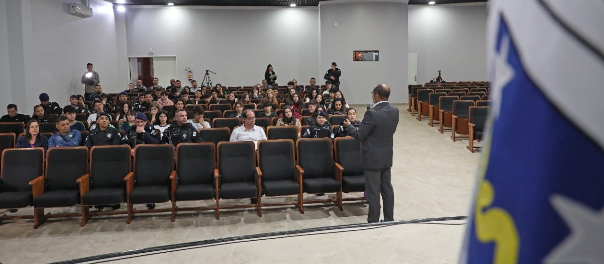 Estudantes conhecem rotina da Guarda Municipal