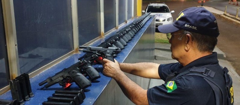 Após 20 km de fuga, PRF apreende no Paraná 29 pistolas que iriam para o RJ