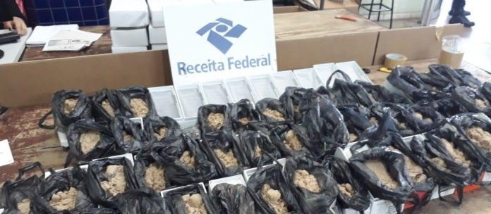 Contrabandista é enganado e leva areia no lugar de celular
