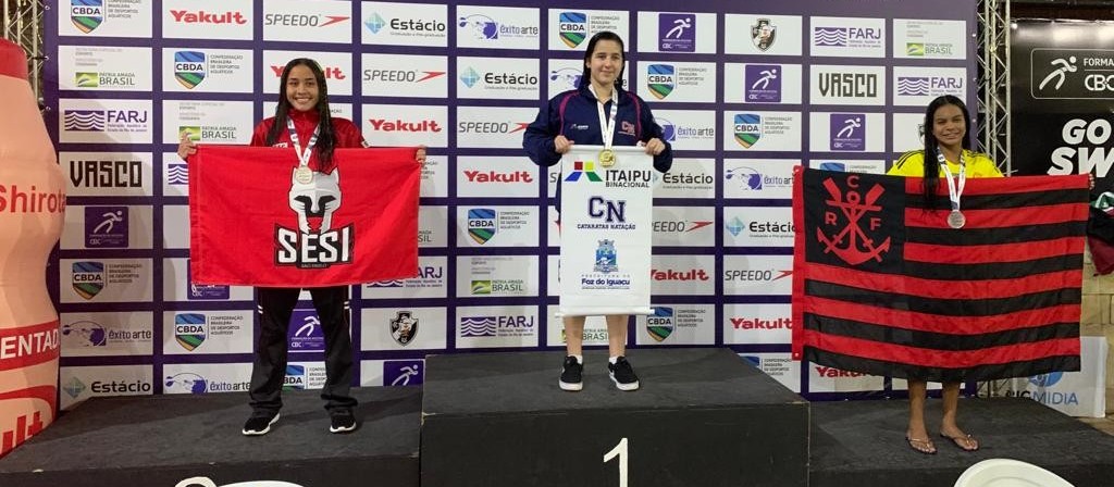 Nadadora iguaçuense conquista medalha de ouro em Campeonato Brasileiro Juvenil