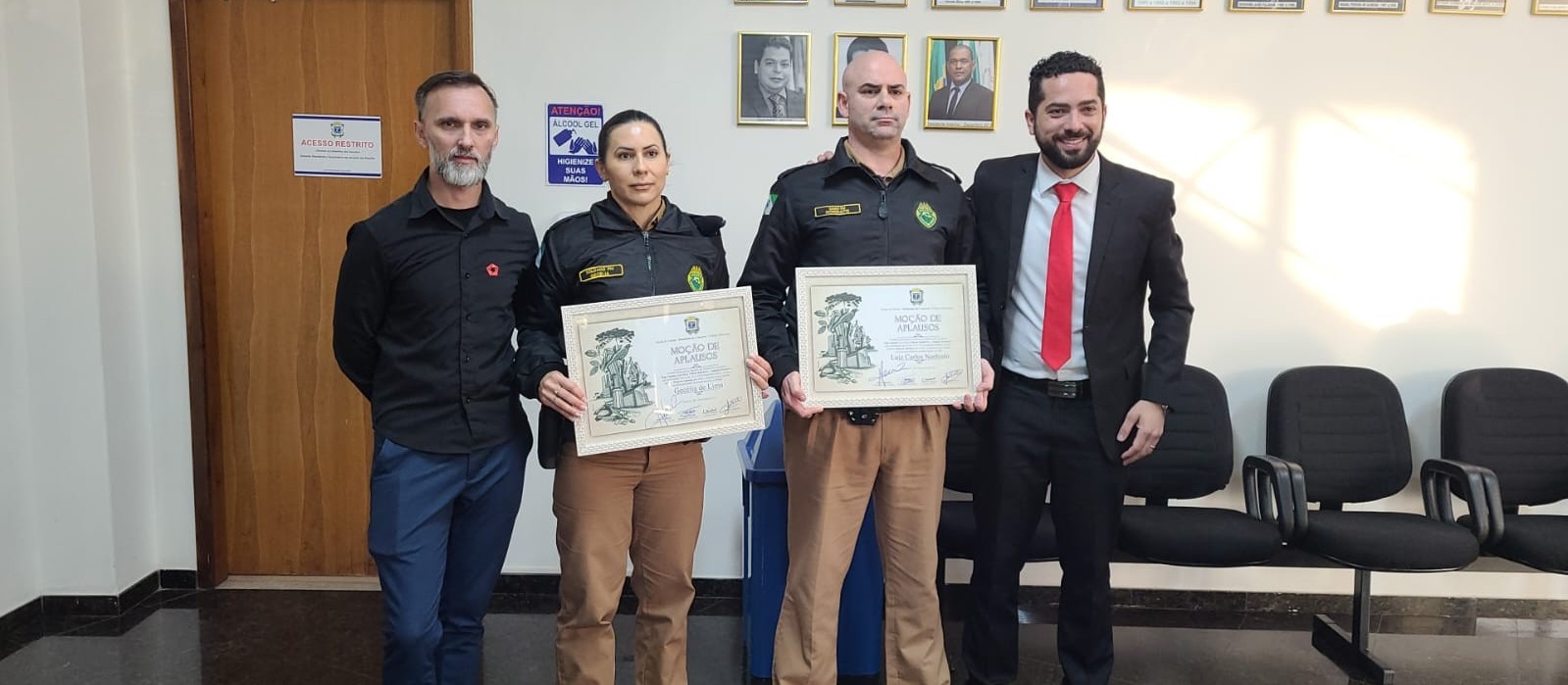 Policiais da Patrulha Escolar recebem Moção de Aplausos