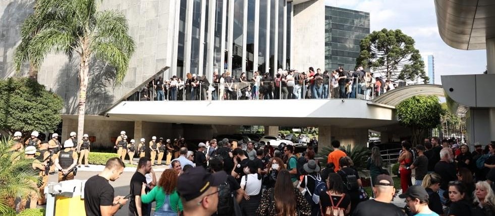 Assembleia Legislativa é invadida por manifestantes e votação presencial é suspensa