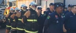 Prefeito entrega uniformes para bombeiros que atuam no Aeroporto Municipal