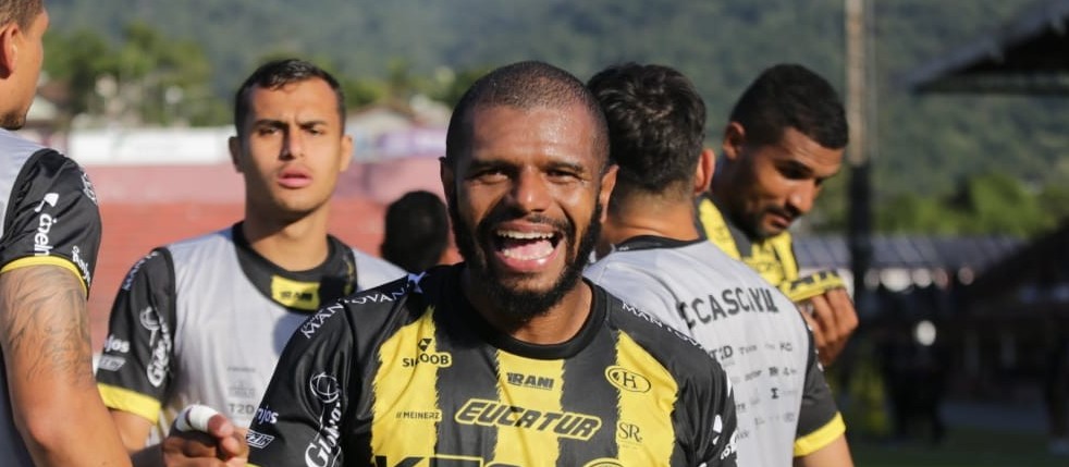 Cascavel empata fora de casa e segue na liderança isolada