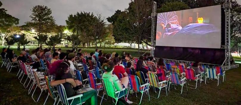 Projeto Cinema na Praça leva sessões gratuitas ao ar livre nesta terça (19), em Cascavel