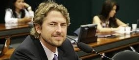 "Me estranha que alguns deputados sumam, não se posicionando sobre esse tema tão importante"