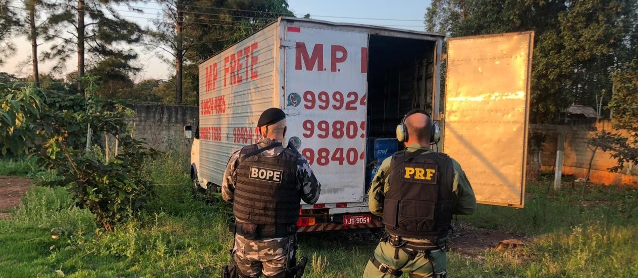 Polícia recupera caminhão roubado e que estava carregado com agrotóxicos