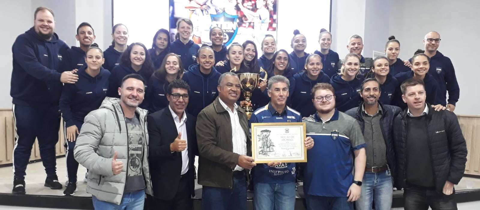 Stein recebe homenagem na prefeitura de Cascavel 