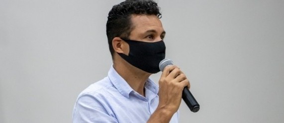 Fechamento: "Das 18h de sábado até às 5h da manhã de segunda-feira"