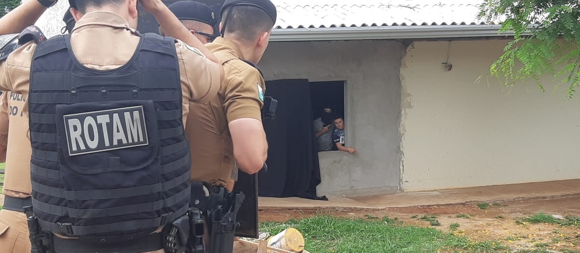 Treinamento simula assalto com vítima refém
