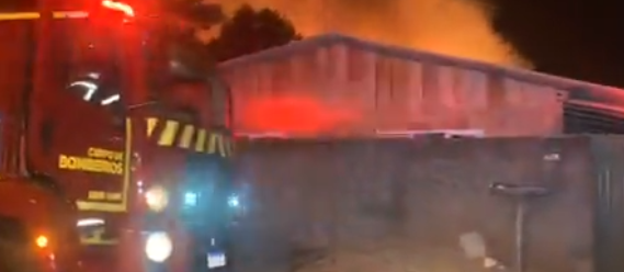 Incêndio destrói casas no bairro Interlagos, em Cascavel 