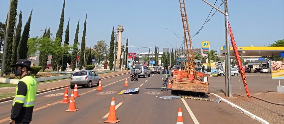Rotas alternativas urbanas recebem reforço na sinalização vertical para indicar travessias seguras