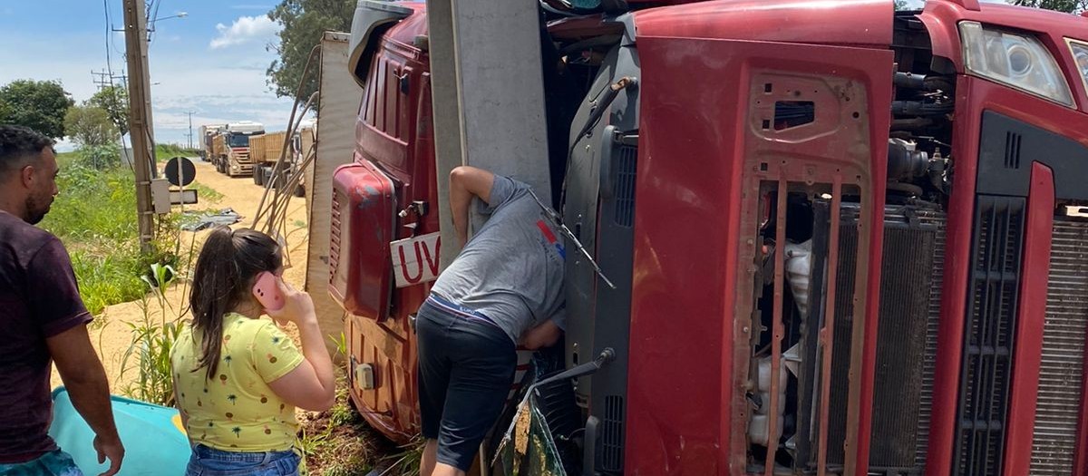 Caminhão tomba na BR -163