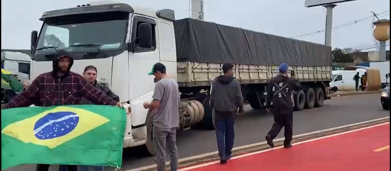 Manifestantes bloqueiam estradas na região Oeste