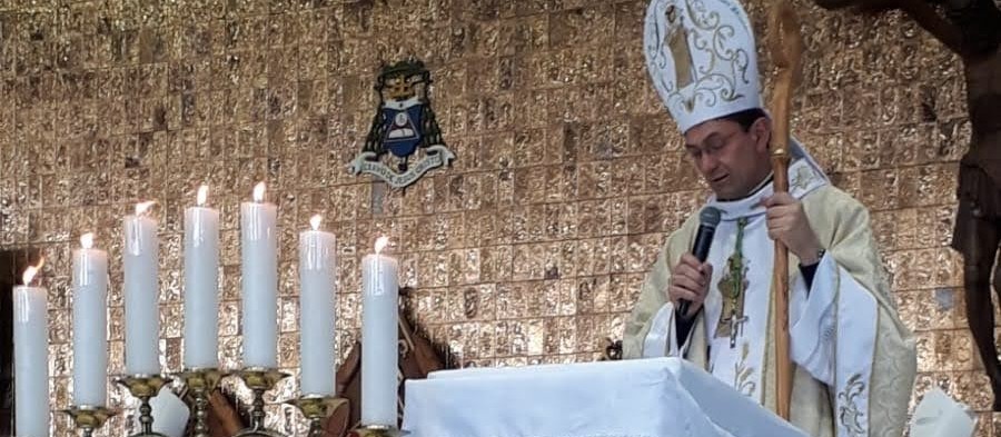 Dom Adelar passa por  exames após ter desmaio 