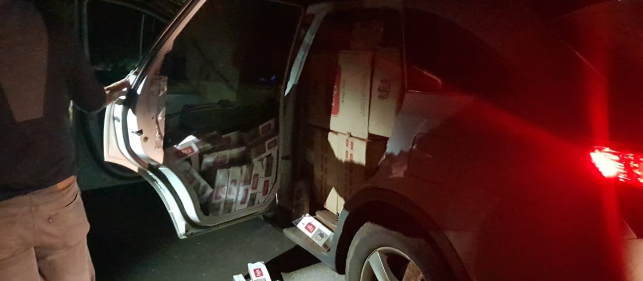 Polícia apreende drogas e cigarros