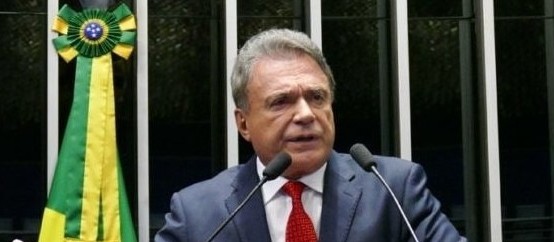 "O que podemos fazer como parlamentar é usar o fundo eleitoral para a saúde e colocar fim aos privilégios", diz Álvaro Dias