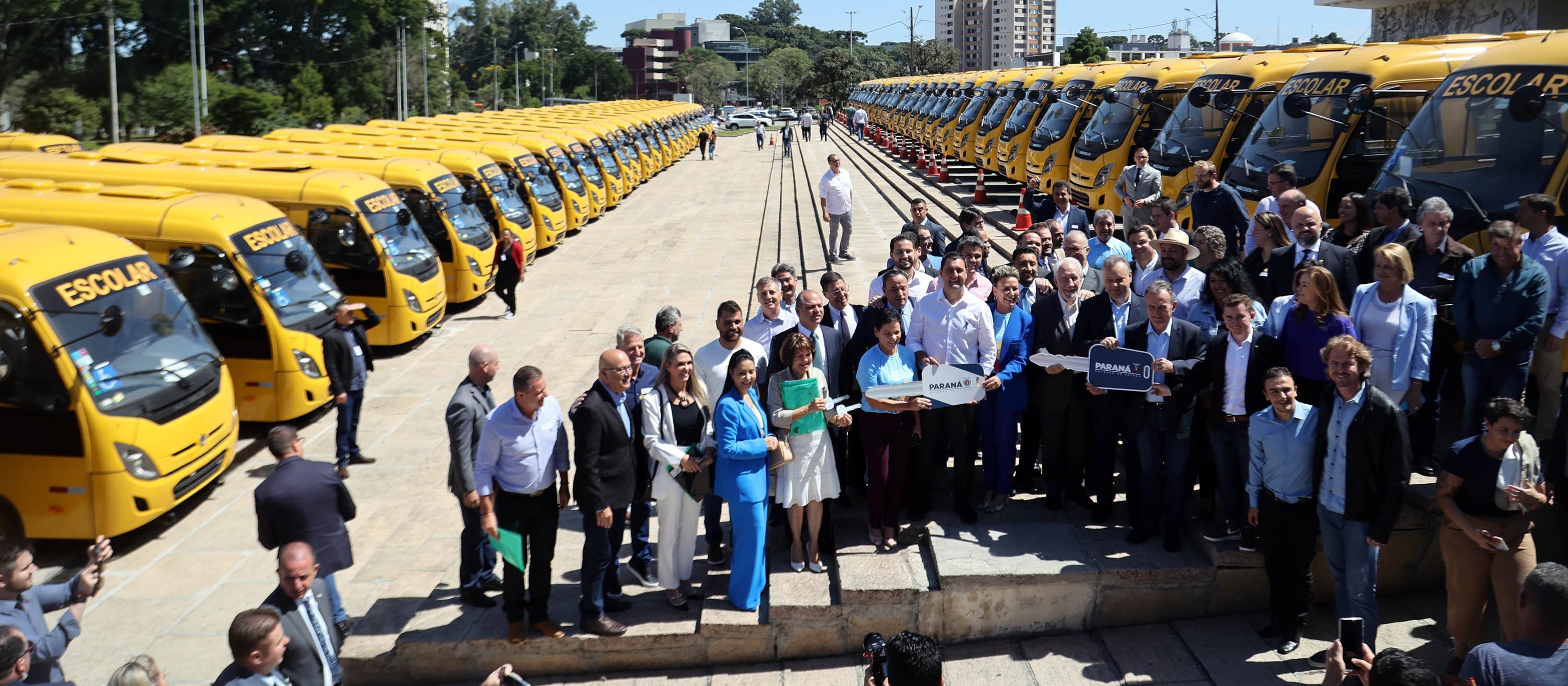 Governo do Paraná entrega 173 ônibus escolares