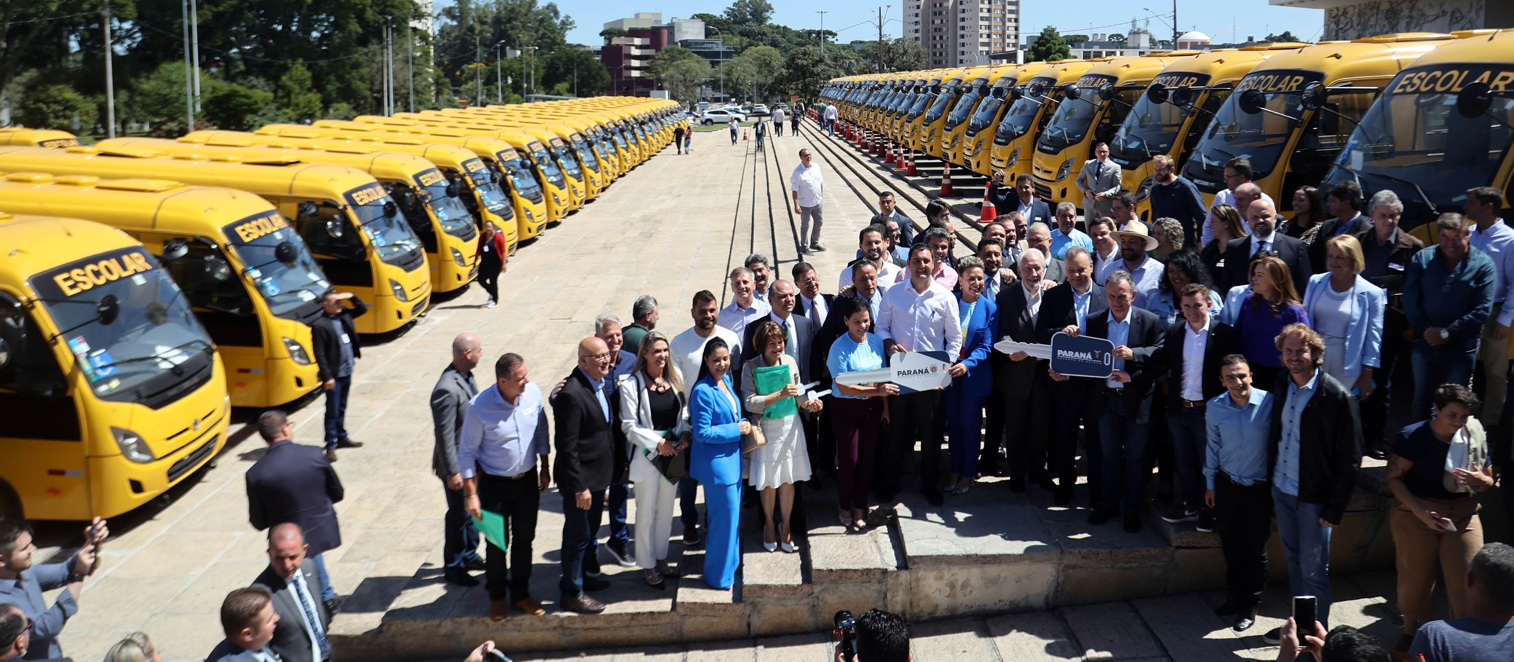 Governo do Paraná entrega 173 ônibus escolares 