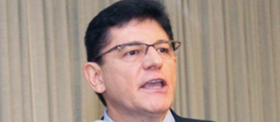 "Estão discutindo retirada das portas giratórias e abertura dos bancos aos sábados e domingos", diz Gladir