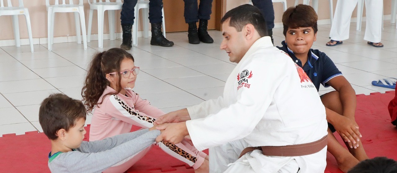 Crianças do Riviera iniciam aulas de artes marciais ministradas pela Guarda Municipal