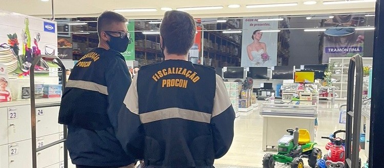 Procon fiscaliza preços e qualidade de brinquedos e roupas infantis