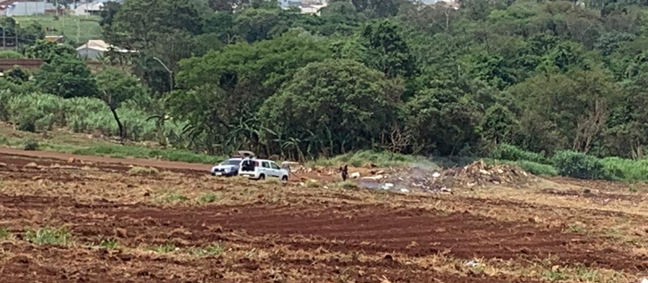 Homens são flagrados jogando lixo e fazendo queimadas em área de nascente