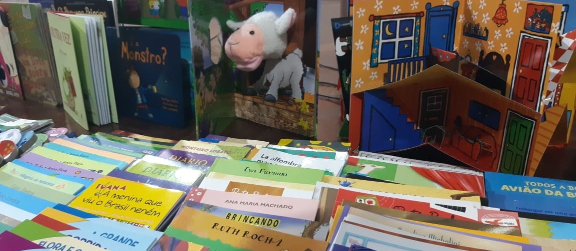 Prefeitura entrega acervo literário para alunos de escolas municipais de Cascavel