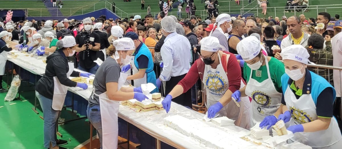 Com bolo de 50 metros, cascavelenses comemoram o aniversário de 72 anos do município