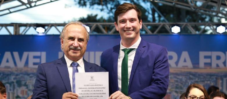 "Ser prefeito, além de gerir ruas, prédios e orçamentos, é preciso também cuidar das pessoas e realizar sonhos", diz Renato