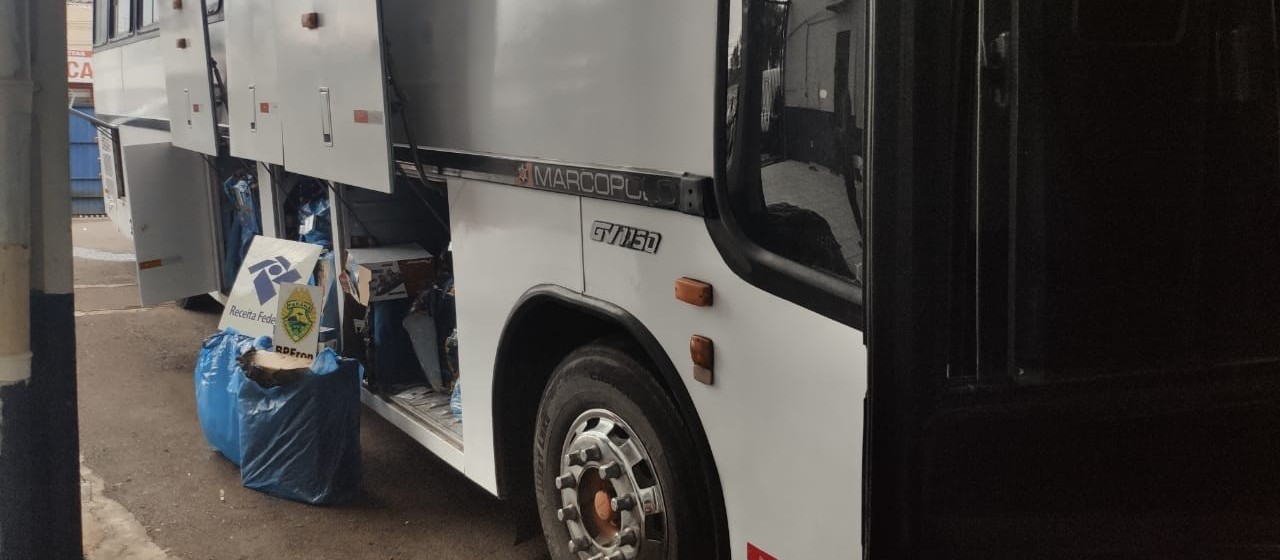 Ônibus é apreendido com 600 caixas de cigarros