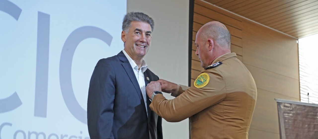 Prefeito Paranhos é homenageado com medalha Coronel Sarmento
