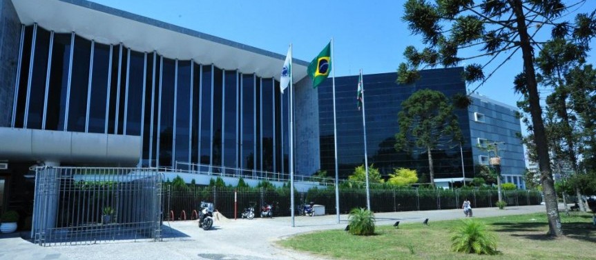 Deputados paranaenses aprovam criação de 542 novos cargos em comissão