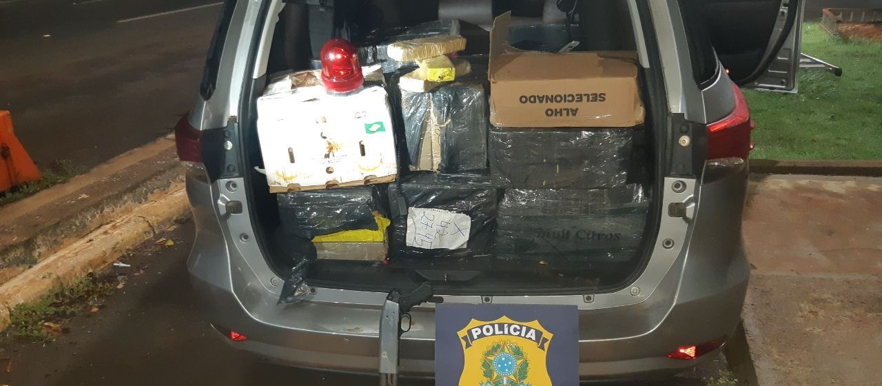 Polícia apreende maconha e veículo roubado