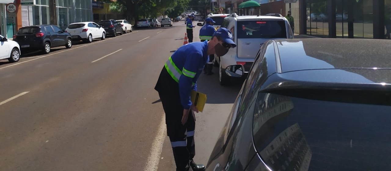 Agentes da Transitar realizam orientação para uso de cinto de segurança 