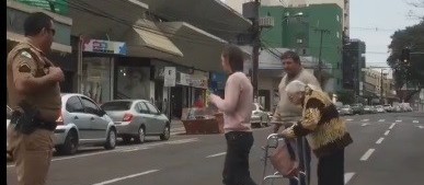 PM ajuda idosa a atravessar rua e vídeo ganha força nas redes sociais