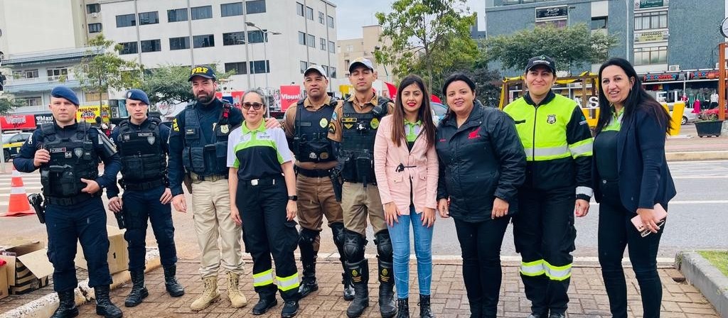 Cotrans realiza ação de conscientização aos motociclistas no centro de Cascavel