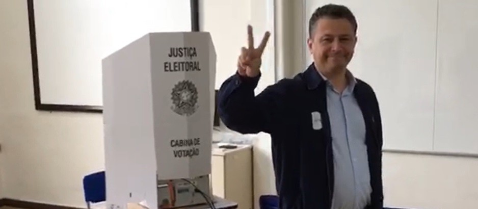 Candidato a governador do Paraná, Ricardo Gomyde (PDT) vota no Colégio Nossa Senhora de Sion