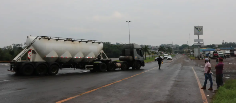 Manifestantes bloqueiam PR 182