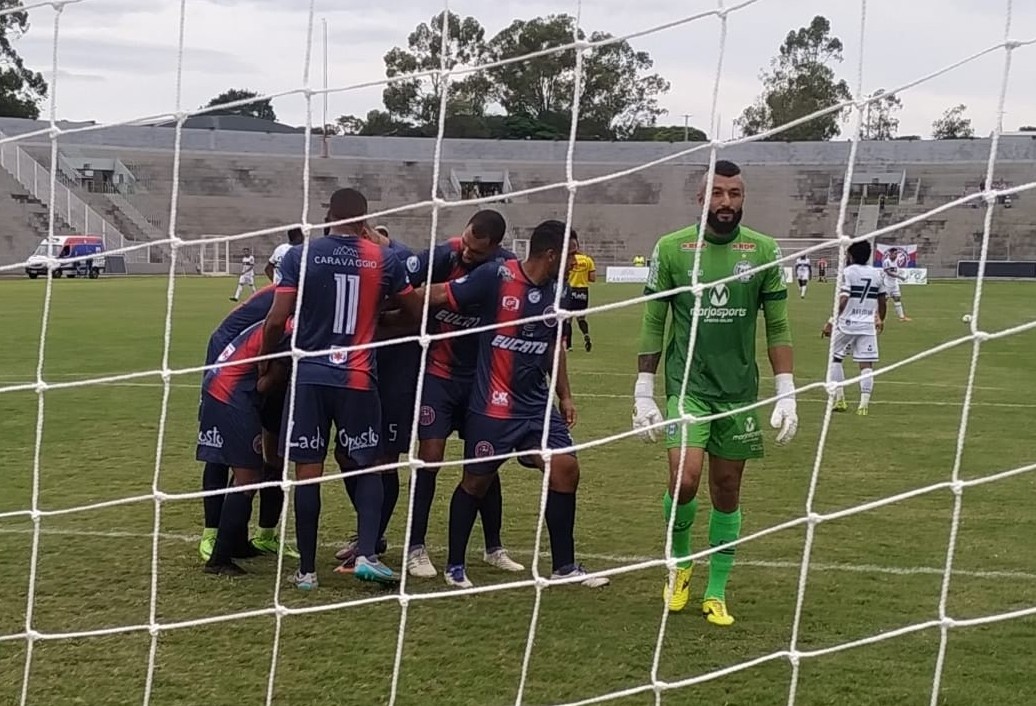 CCR vence Coritiba de virada no Olímpico