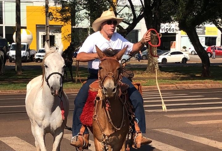 Cavalgada: 344 cavaleiros seguem pelas ruas  até o Parque de Exposições