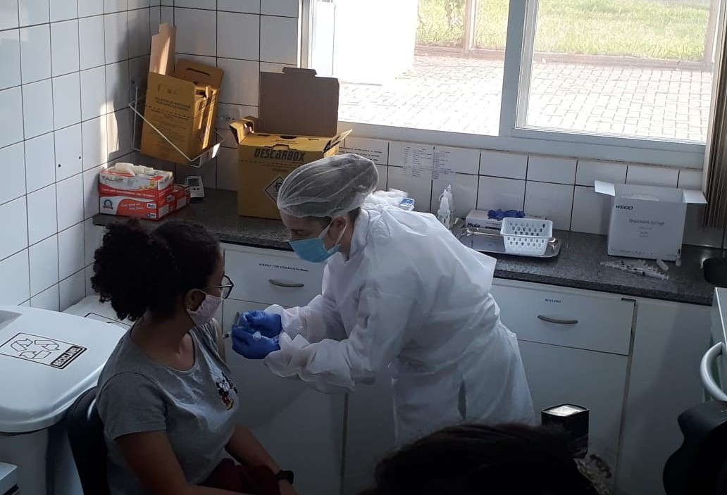 Jovens de 18 anos s começam a ser vacinados contra a Covid-19