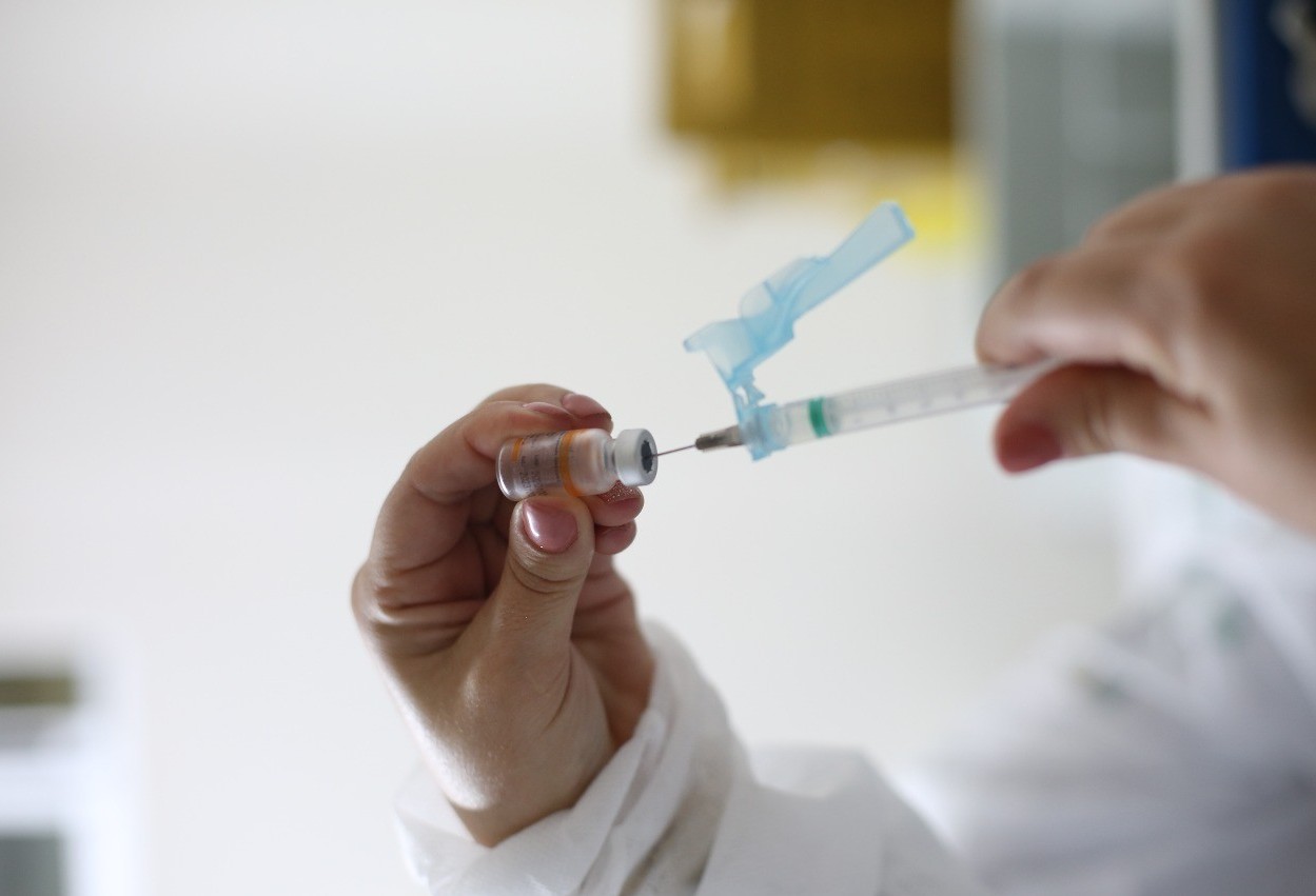 Esgota estoque de vacina para pessoas com 27 anos ou mais