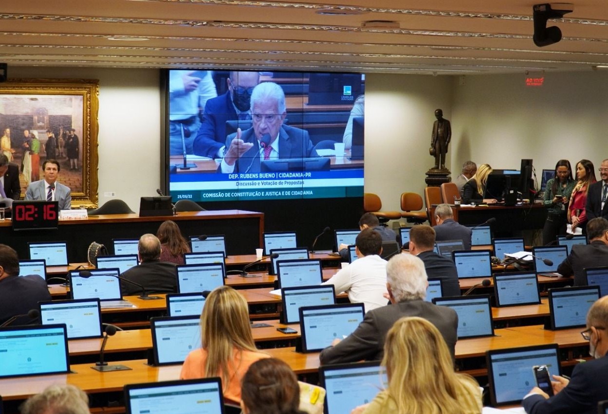 CCJ aprova admissibilidade de PEC que proíbe aposentadoria compulsória de juízes como forma de punição